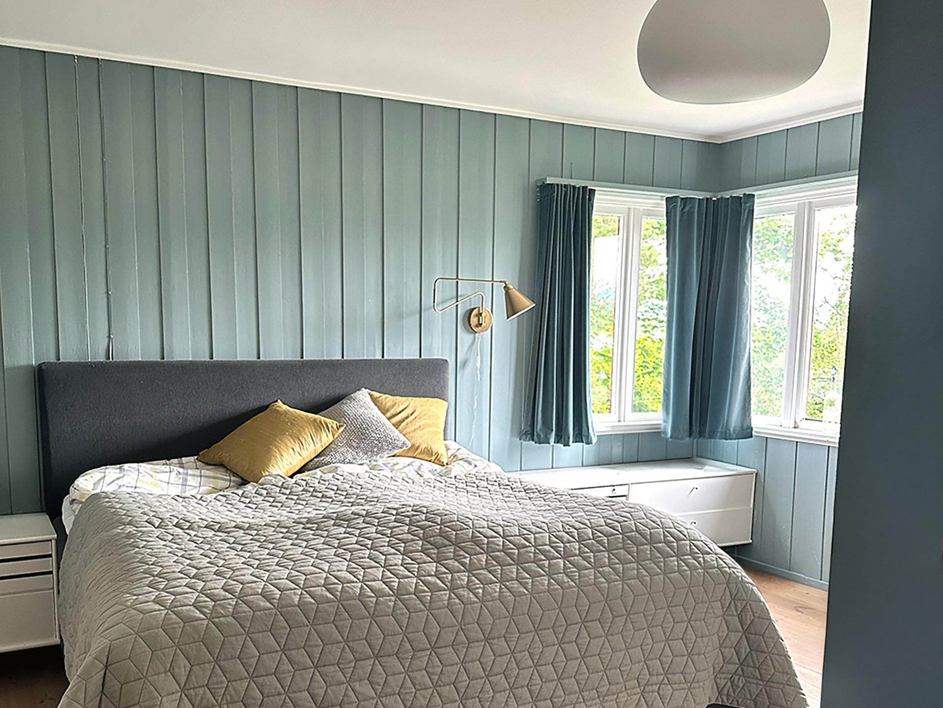 Soverom #1 med skyvedørsgarderobe og dør inn til bad